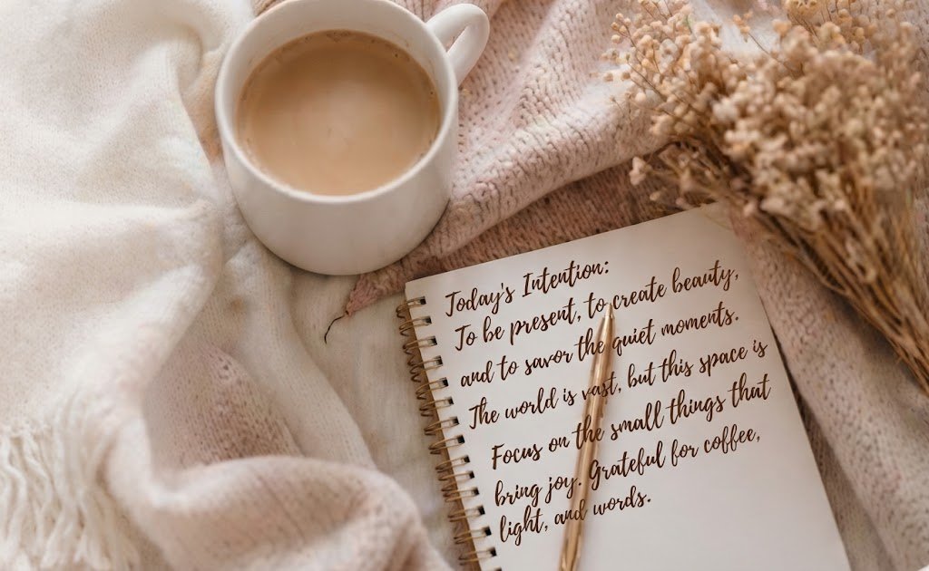 Kaffeetasse, weiche Decke und Notizbuch mit Trockenblumen
